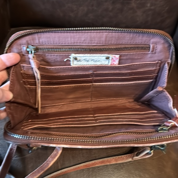 Can be used as a clutch or crossover. - Picture 4 of 5